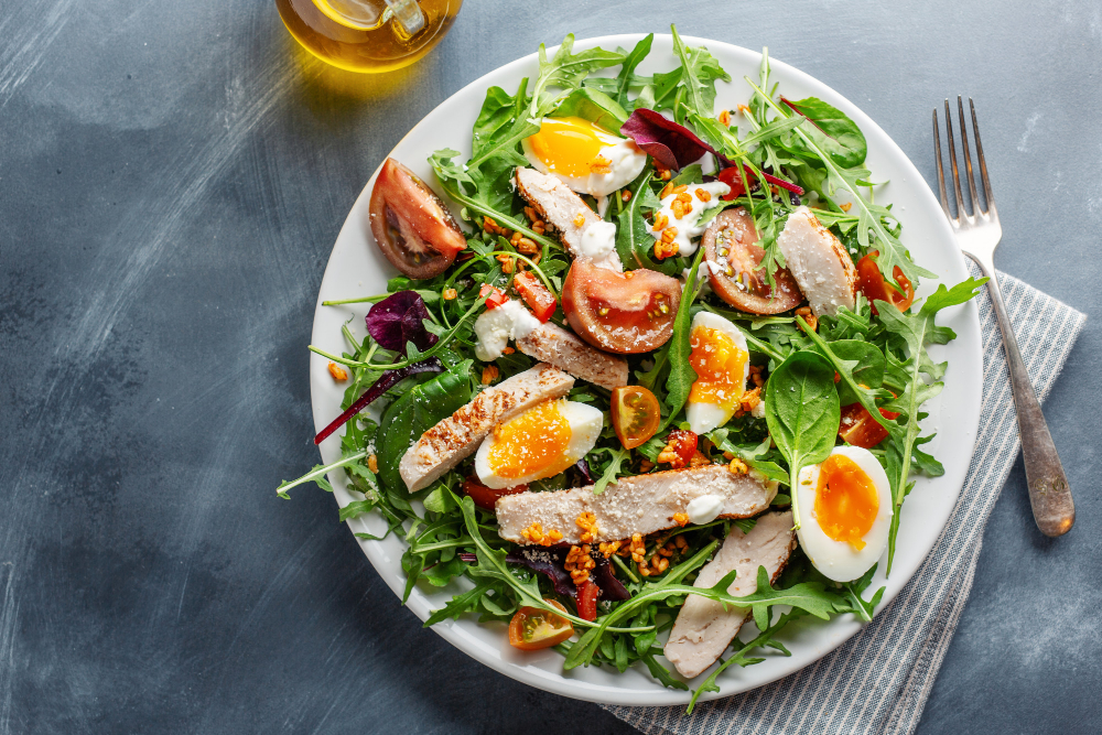Что приготовить на работу на обед: салат с индейкой и яйцом